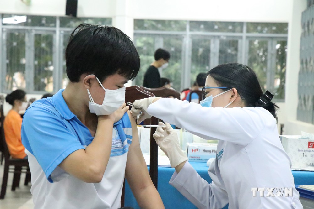 Tiêm vaccine phòng COVID-19 cho học sinh trường THPT . Ảnh: Tuấn Anh – TTXVN
