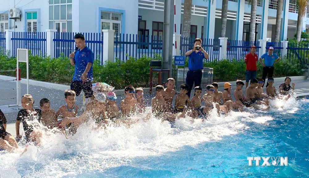 Nhiều trẻ em được dạy bơi miễn phí. Ảnh: Nguyễn Nam-TTXVN
