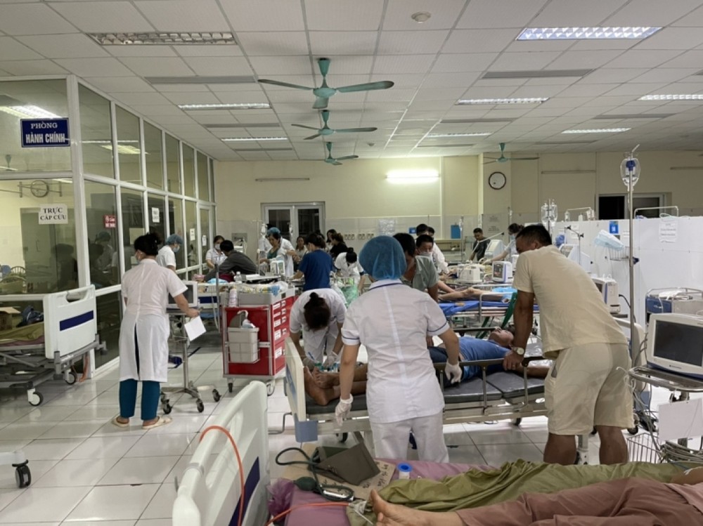 8 bệnh nhân được người dân đưa đi cấp cứu. Ảnh: vov.gov.vn