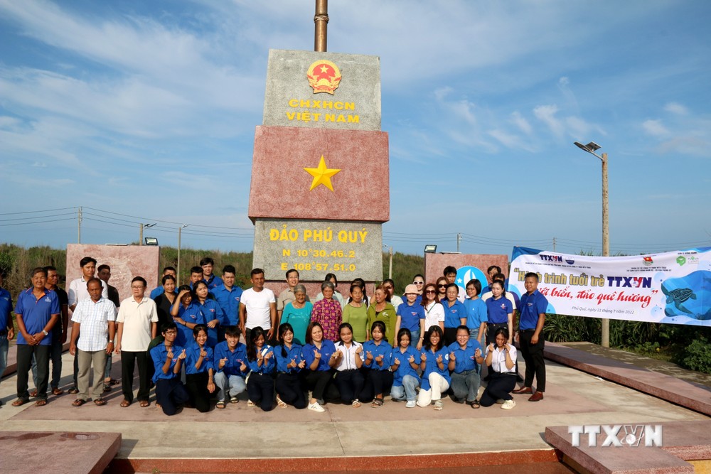 Đoàn viên thanh niên TTXVN chụp ảnh lưu niệm cùng bà con ngư dân tại huyện đảo Phú Quý. Ảnh: Nguyễn Thanh – TTXVN
