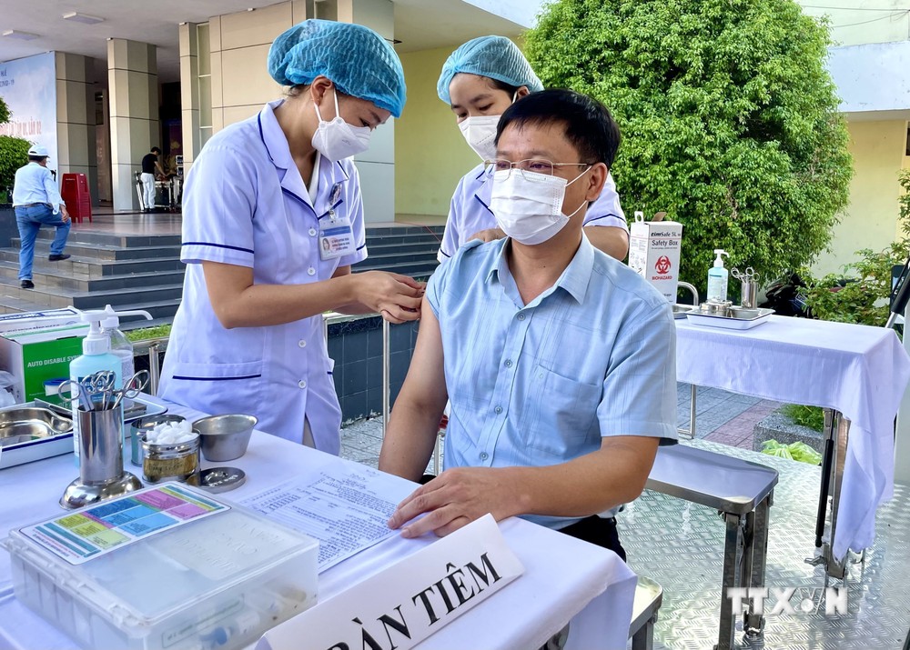 Phó Chủ tịch UBND tỉnh Thừa Thiên - Huế Nguyễn Thanh Bình tham gia tiêm vaccine phòng COVID-19 mũi nhắc lại. Ảnh: Mai Trang - TTXVN