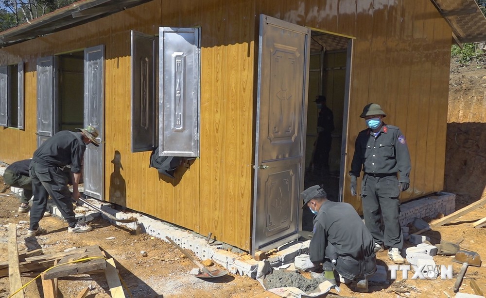 Lực lượng Cảnh sát Cơ động Công an tỉnh Điện Biên làm nhà cho hộ nghèo tại bản Huổi Hoa, xã Keo Lôm, huyện Điện Biên Đông. Ảnh: Xuân Tư - TTXVN 