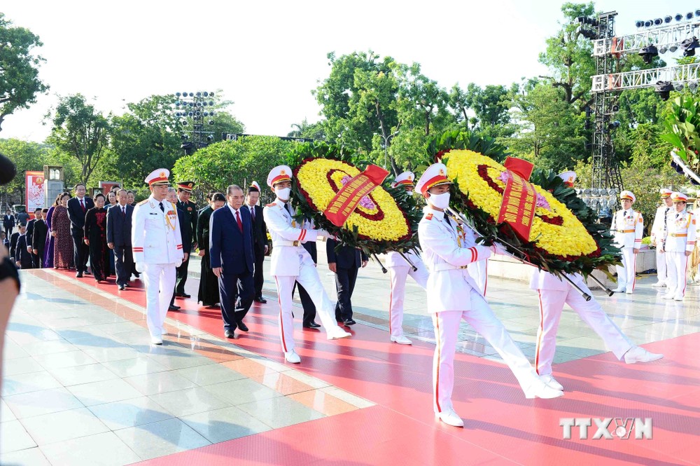 Đoàn Lãnh đạo Đảng, Nhà nước đặt vòng hoa tại Đài tưởng niệm các Anh hùng liệt sỹ. Ảnh: Minh Đức - TTXVN