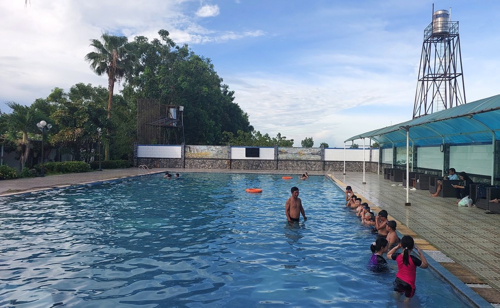 Lớp dạy bơi cho trẻ em để phòng tránh đuối nước. Ảnh: Tuấn Kiệt – TTXVN