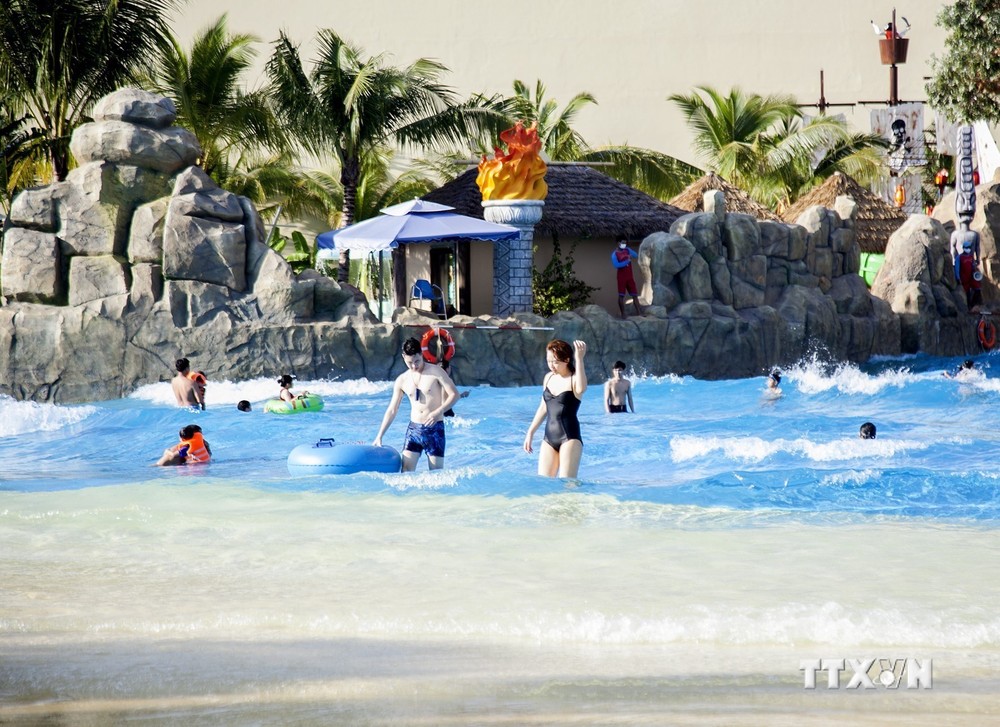 Du khách quốc tế tắm biển nhân tạo tại VinWonders Phú Quốc. Ảnh: Hồng Đạt - TTXVN

