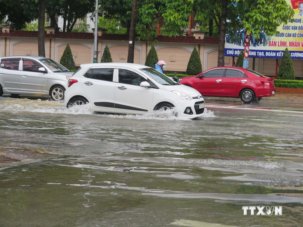 Một số tuyến đường ở thành phố Vinh bị ngập cục bộ . Ảnh: Văn Nhật-TTXVN
