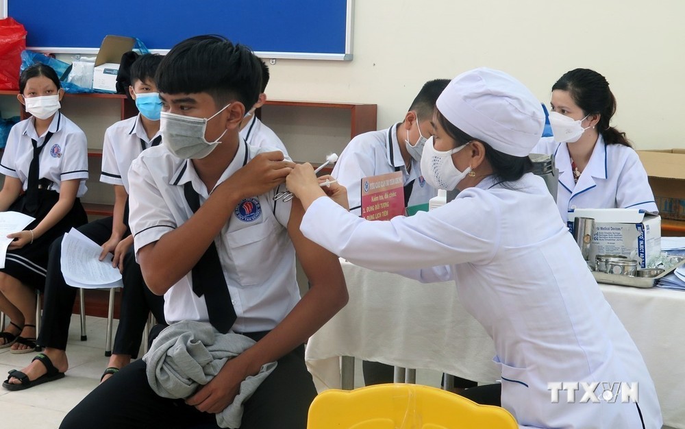 Nhân viên y tế tiêm vaccine phòng COVID-19 (mũi 3) cho học sinh tại thành phố Tuy Hòa (tỉnh Phú Yên). Ảnh: Xuân Triệu - TTXVN

