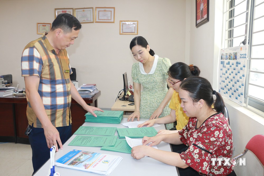 Trường Cao đẳng Việt Đức rà soát lại hồ sơ đã đăng ký của học viên. Ảnh: Bích Huệ - TTXVN
