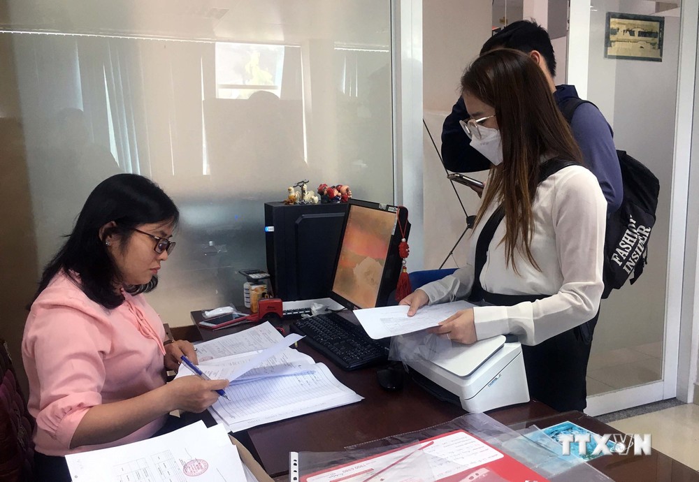 UBND Quận 3 (Thành phố Hồ Chí Minh) tăng cường lực lượng tình nguyện viên tham gia tiếp nhận hồ sơ hỗ trợ tiền thuê nhà cho người lao động. Ảnh: Thanh Vũ - TTXVN