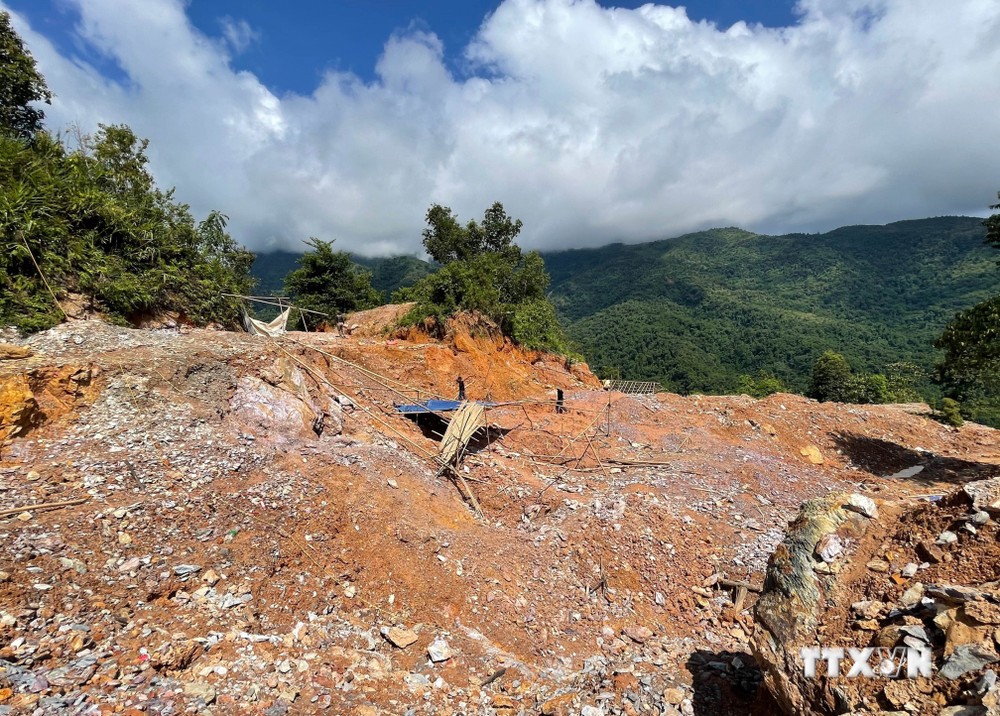Rừng phòng hộ bị đào xới tan hoang tại bãi vàng Nậm Khá, Nậm Khá, xã Mù Cả, huyện Mường Tè. Ảnh: TTXVN
