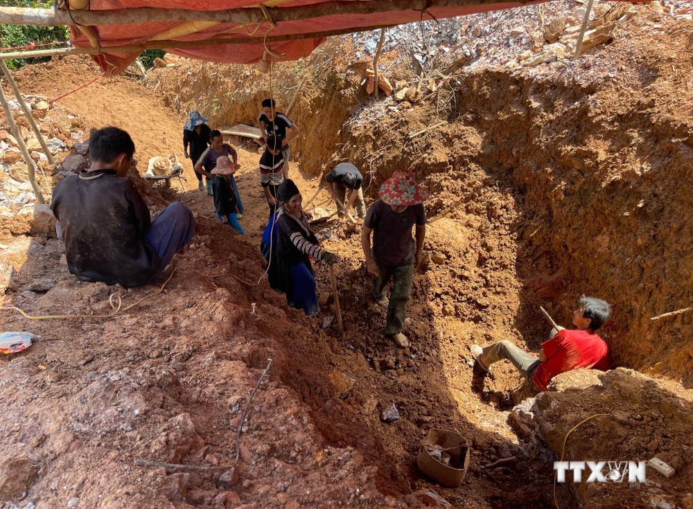 Hoạt động khai thác vàng trái phép tại điểm Nậm Khá, xã Mù Cả, huyện Mường Tè, tỉnh Lai Châu như một đại công trường với hơn 200 người tham gia. Ảnh: TTXVN
