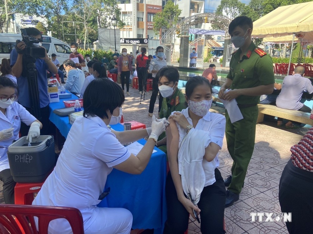 Tiêm vaccine phòng COVID-19 cho người dân trên địa bàn thành phố Bà Rịa. Ảnh: Hoàng Nhị - TTXVN
