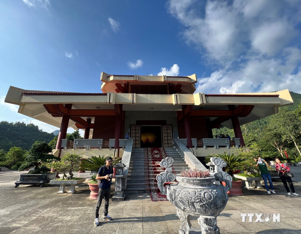 Đền thờ là hình ảnh cách điệu ngôi nhà sàn của người dân tộc ở Cao Bằng. Ảnh: Chu Hiệu-TTXVN.
