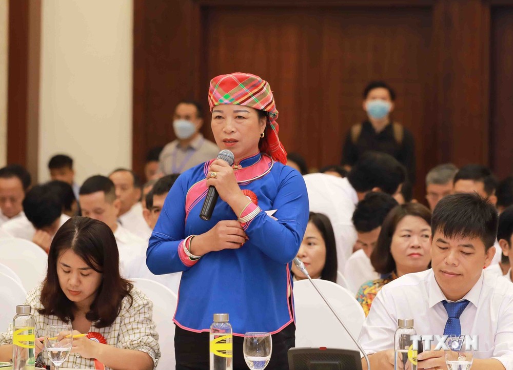 Bà Hoàng Thị Chắp, nông dân sản xuất giỏi của Hội Nông dân tỉnh Lào Cai phát biểu tham luận về lĩnh vực nuôi thuỷ sản. Ảnh:vũ Sinh - TTXVN
