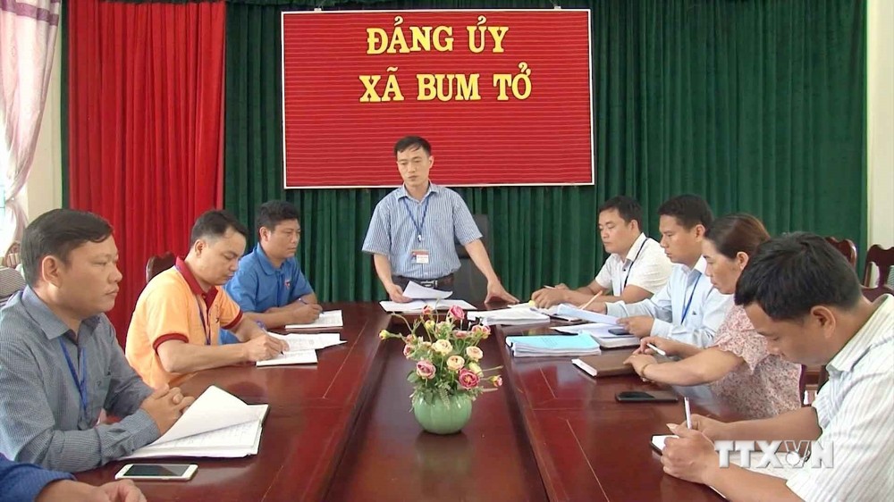Đảng ủy xã Bum Tở, huyện Mường Tè họp về tạo nguồn kết nạp đảng viên mới. Ảnh: Việt Hoàng - TTXVN
