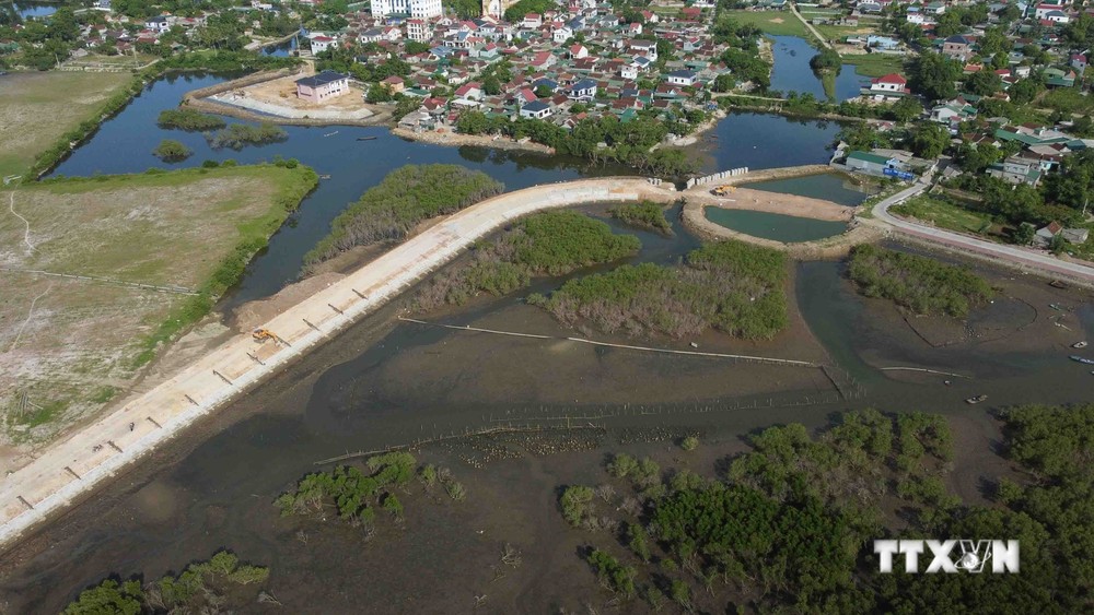 Dự án nâng cấp tuyến đê tả sông Nghèn qua thị trấn Lộc Hà có chiều dài hơn 2km, tổng mức đầu tư 92 tỷ đồng. Ảnh: Vũ Sinh – TTXVN