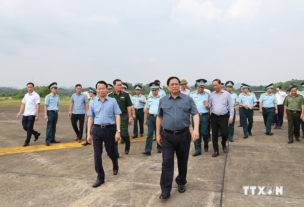 Thủ tướng Phạm Minh Chính khảo sát sân bay quân sự Yên Bái. Ảnh: Dương Giang-TTXVN
