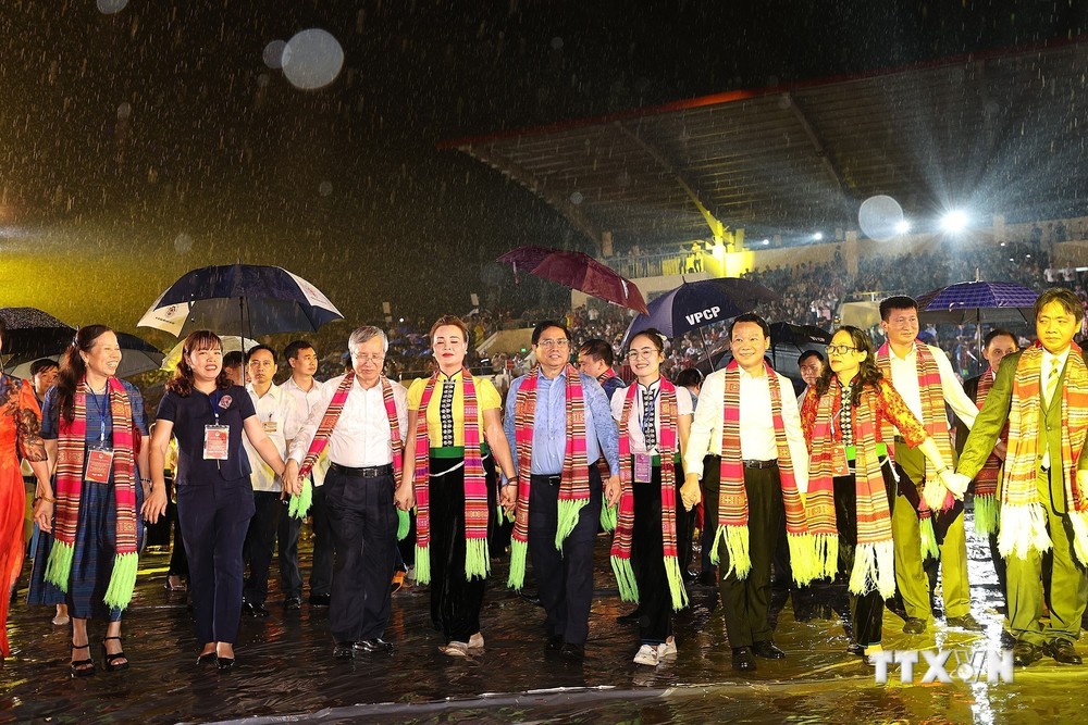Thủ tướng Phạm Minh Chính và các đại biểu cùng hoà chung điệu Xòe Thái. Ảnh: Dương Giang-TTXVN
