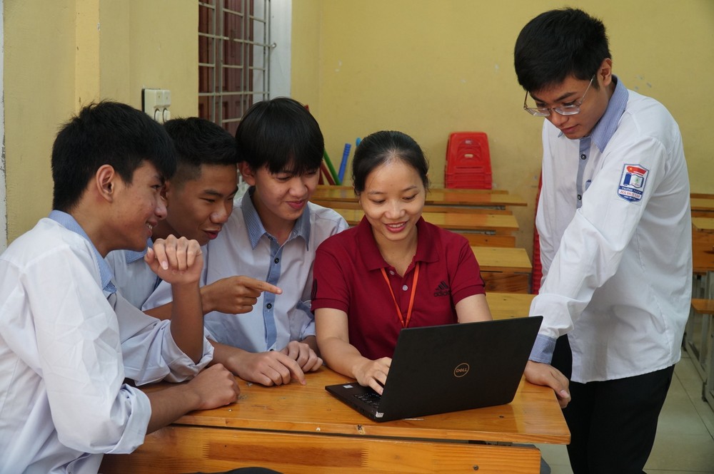 Tại Trường Trung học phổ thông Hà Huy Tập, thành phố Vinh, nhiều học sinh của trường vẫn đang băn khoăn khi chọn các môn để đăng ký theo học và đã có gần 40 học sinh xin thay đổi lớp học. Ảnh: Bích Huệ - TTXVN