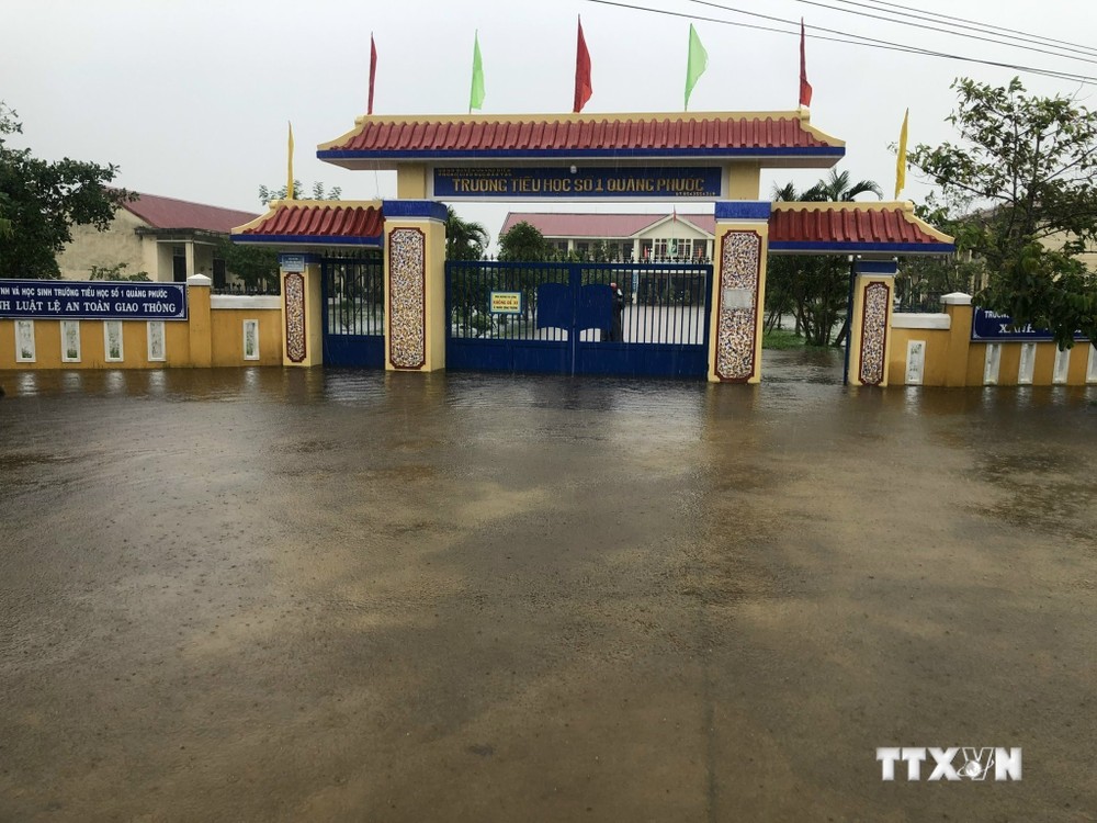 Học sinh trường học tại xã Quảng Phước (huyện Quảng Điền) nghỉ học từ chiều 14/10 để đảm bảo an toàn. Ảnh: TTXVN phát