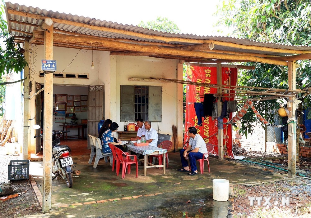 Tỉnh Tây Ninh tổ chức bồi dưỡng kiến thức an ninh quốc phòng cho hàng nghìn già làng, trưởng ấp và người có uy tín trên vùng biên giới và vùng dân tộc thiểu số. Ảnh: Hồng Đạt - TTXVN