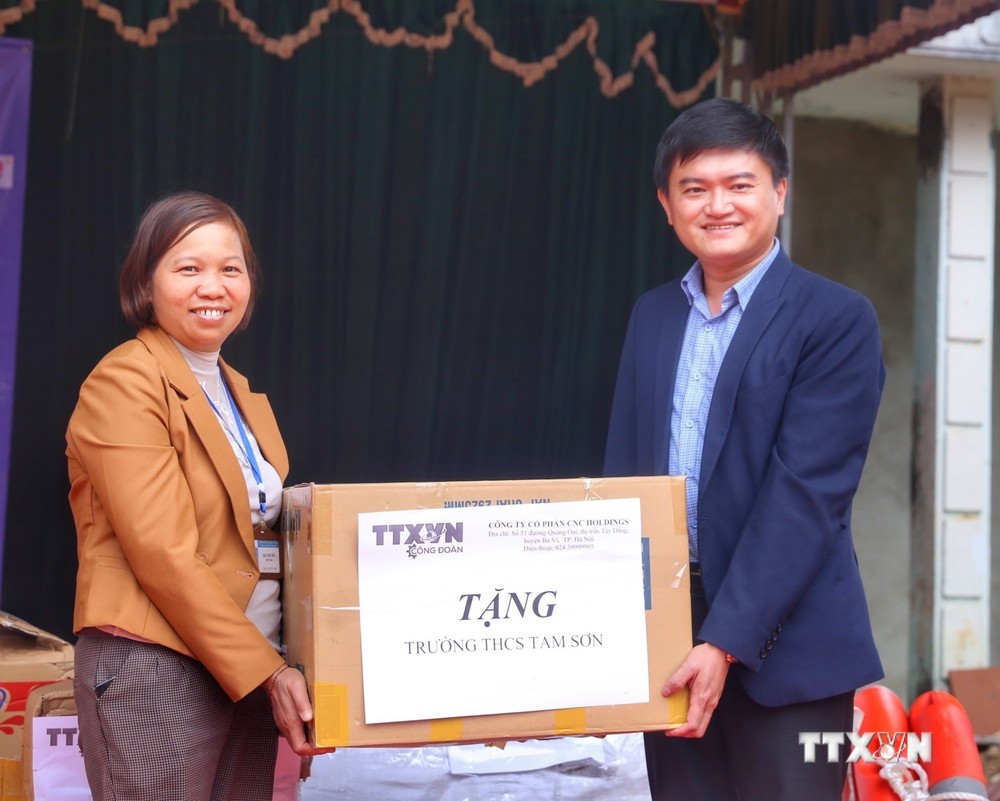 Công đoàn TTXVN cùng các nhà hảo tâm tặng các phần quà cho trường THCS Tam Sơn. Ảnh: Tuấn Đức - TTXVN
