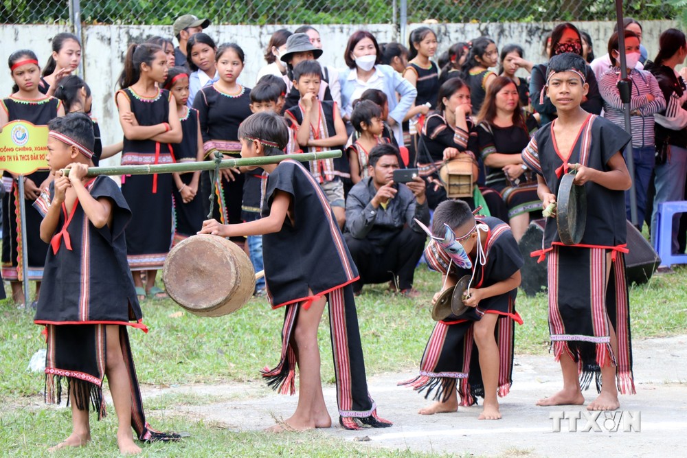 Liên hoan cồng chiêng, múa xoang và thi trang phục truyền thống cho học sinh Kon Tum