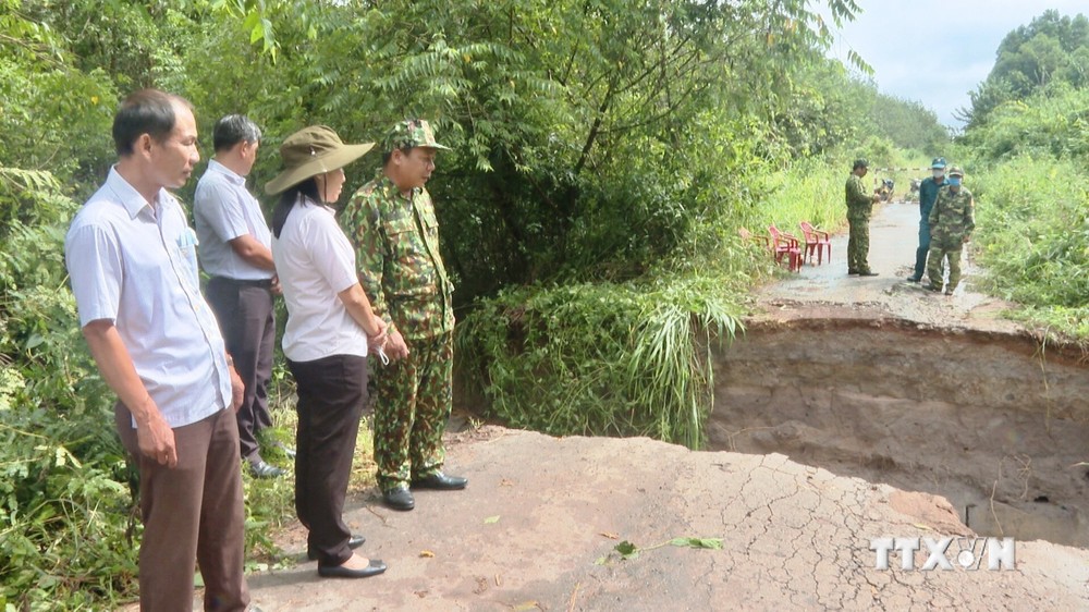 Mưa lớn gây sạt lở đường tuần tra biên giới ở huyện Tân Châu, tỉnh Tây Ninh