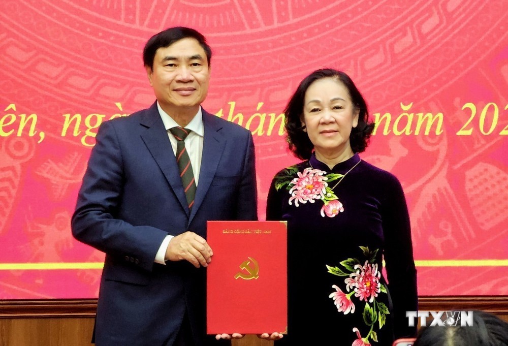 Trưởng ban Tổ chức Trung ương Trương Thị Mai (phải) trao quyết định của Bộ Chính trị điều động, chỉ định ông Trần Quốc Cường giữ chức Bí thư Tỉnh ủy Điện Biên nhiệm kỳ 2020-2025. Ảnh: Xuân Tiến - TTXVN
