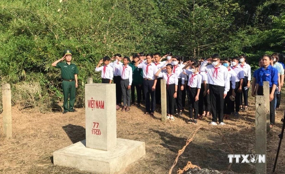 Một “tiết học biên giới” được các Chiến sĩ Đồn Biên phòng Lộc Thành giới thiệu cho các em học sinh Trường tiểu học, trung học cơ sở Lộc Thành (huyện biên giới Lộc Ninh, tỉnh Bình Phước) tại cột mốc biên giới. Ảnh: TTXVN phát
