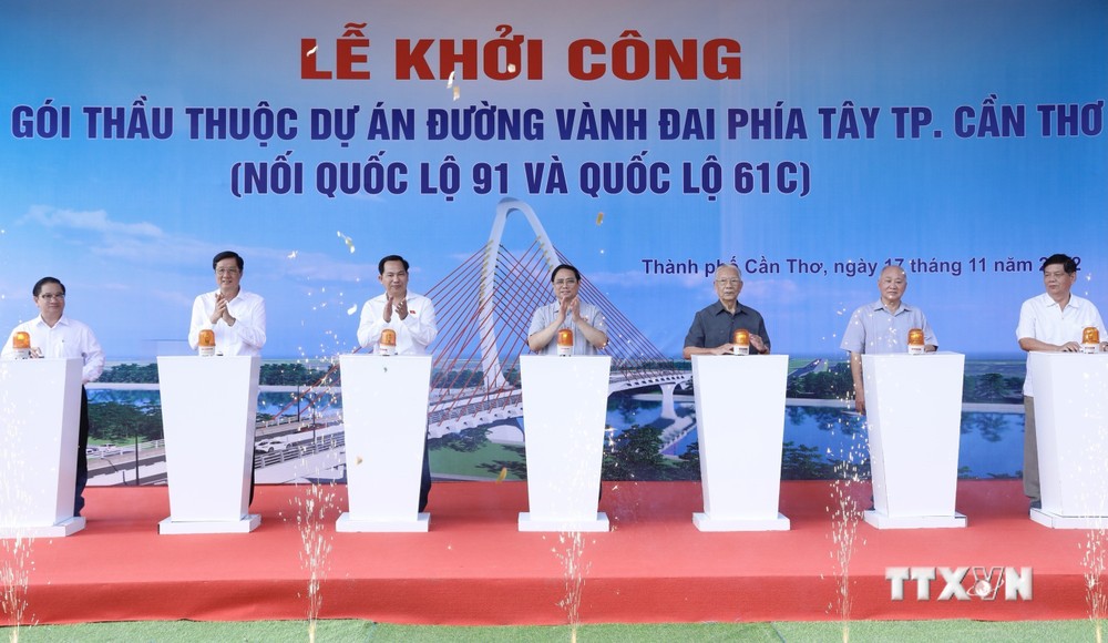 Thủ tướng Phạm Minh Chính và các đại biểu thực hiện nghi lễ khởi công dự án. Ảnh: Dương Giang-TTXVN
