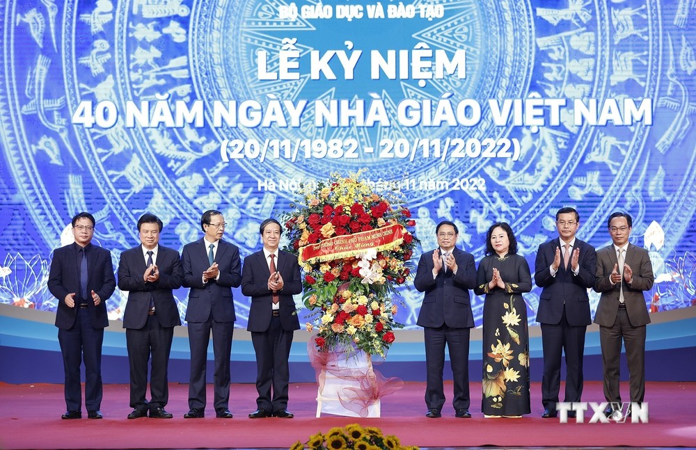 Thủ tướng Phạm Minh Chính tặng lẵng hoa chúc mừng ngành Giáo dục. Ảnh: Dương Giang - TTXVN
