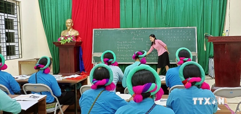 Quang cảnh lớp học xóa mù chữ cho người Sán Chỉ ở huyện Bình Liêu (Quảng Ninh). Ảnh: TTXVN phát
