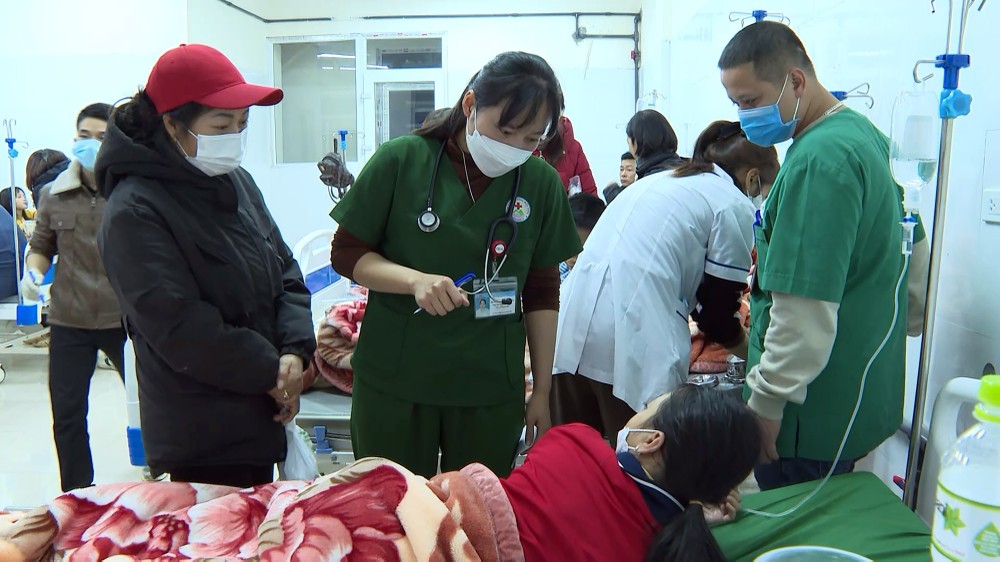 Các học sinh nghi ngộ độc thực phẩm được điều trị tại Bệnh viện Đa khoa huyện Mộc Châu. Ảnh: Hữu Quyết – TTXVN