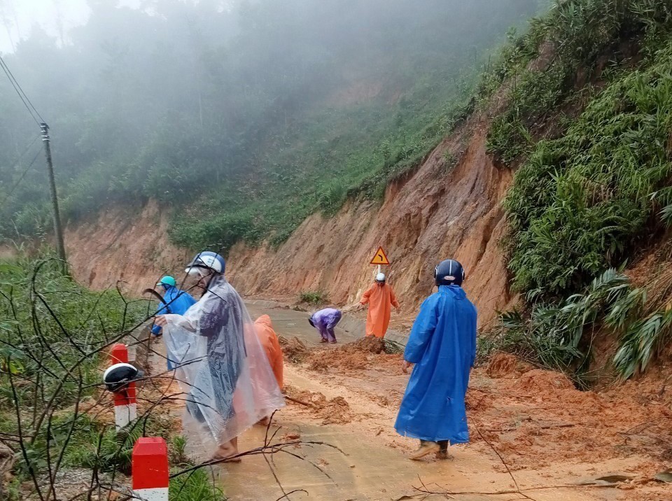 Mưa lớn gây sạt lở nhiều nơi ở huyện miền núi Nam Trà My, Quảng Nam
