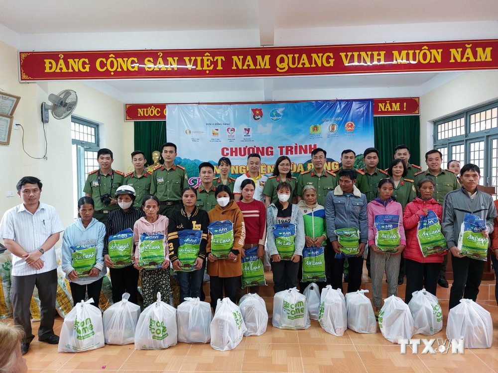 Trao tặng quà cho đồng bào dân tộc thiểu số và học sinh có hoàn cảnh khó khăn tại xã Ngọc Tem, huyện Kon Plông, tỉnh Kon Tum. Ảnh: Khoa Chương - TTXVN
