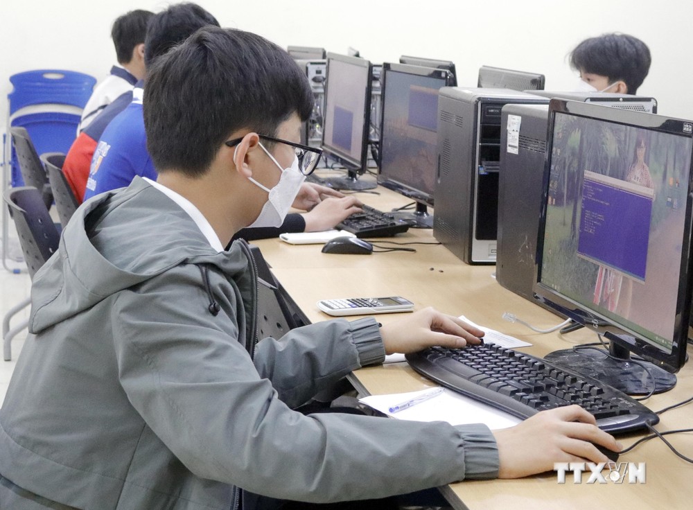 Thí sinh làm bài tại Hội thi Hội thi Tin học trẻ tỉnh Bắc Giang lần thứ XXV - năm 2022. Ảnh: Đồng Thúy-TTXVN