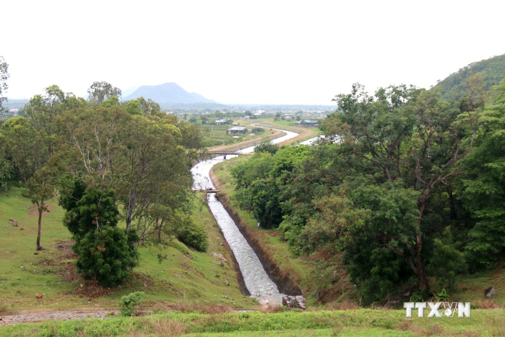 Kênh thủy lợi “nối mạng” dùng chuyển nước từ các hồ chứa lớn đến các hồ chứa nhỏ cũng như điều tiết nước từ lưu vực dư thừa sang lưu vực thiếu, hạn chế được sự thiếu nước trong mùa khô tại một số vùng ở tỉnh Bình Thuận. Ảnh: Nguyễn Thanh - TTXVN

