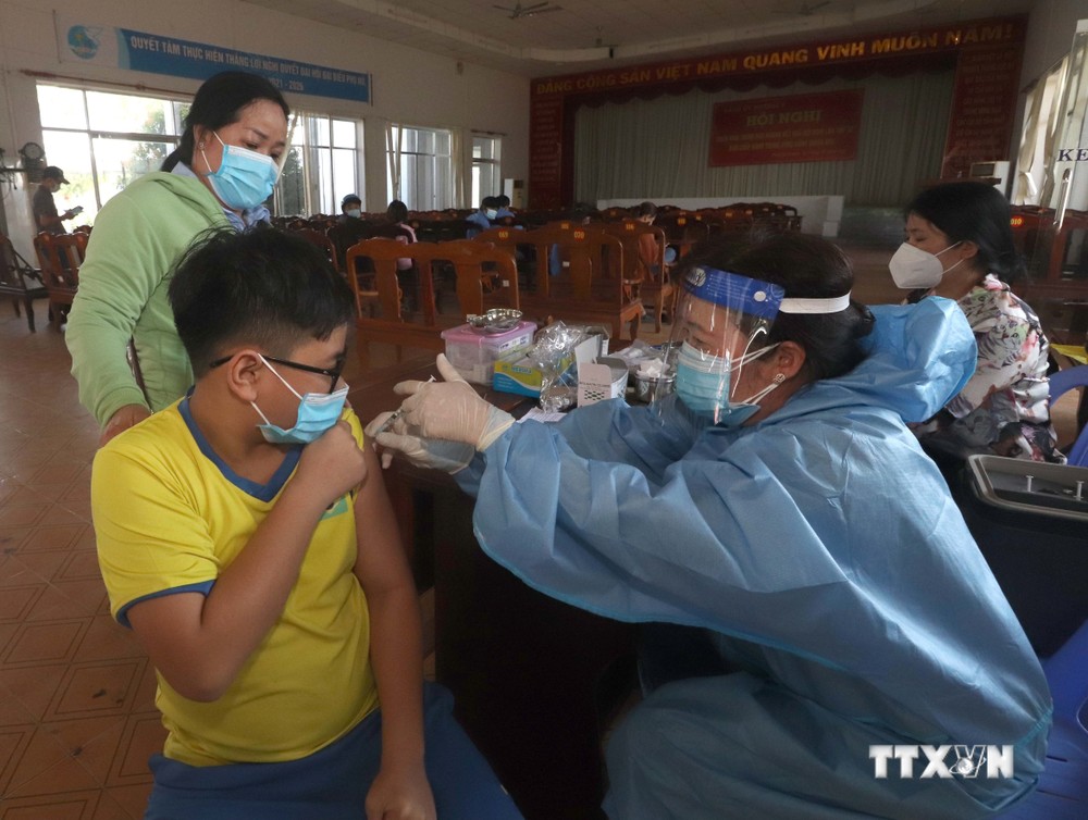 Tiêm vaccine mũi 3 phòng COVID-19 tại thành phố Vị Thanh, tỉnh Hậu Giang. Ảnh: Hồng Dân – TTXVN
