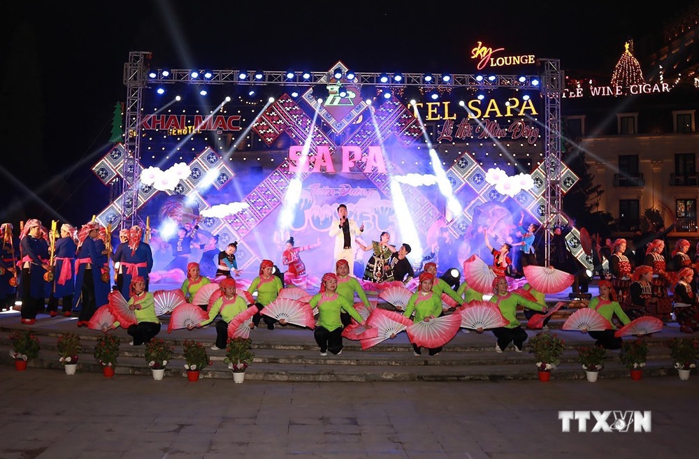 Tối 23/12/2022, tại thị xã Sa Pa (Lào Cai), Ủy ban Nhân dân thị xã Sa Pa tổ chức khai mạc Lễ hội mùa Đông "Sa Pa thiên đường tuyết rơi". Ảnh: Quốc Khánh - TTXVN
