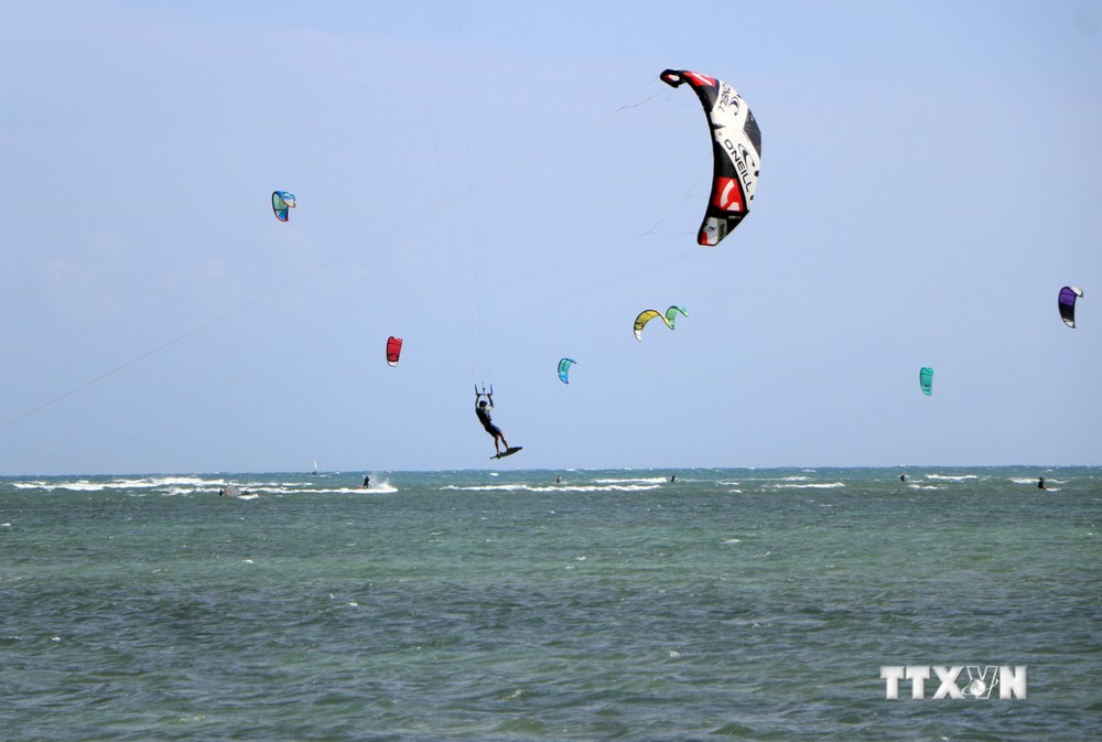 Các vận động viên biểu diễn lướt ván diều tại vùng biển Mỹ Hòa, xã Vĩnh Hải, huyện Ninh Hải. Ảnh: Công Thử - TTXVN
