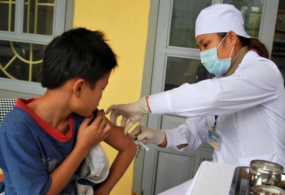 Cán bộ trạm y tế xã Minh Xuân, huyện Lục Yên (Yên Bái) tiêm phòng cho học sinh trên địa bàn. Ảnh: Tiến Khánh – TTXVN