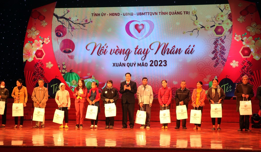 Trao tặng quà Tết cho các hộ nghèo ở Quảng Trị trong Chương trình "Nối vòng tay nhân ái" Xuân Quý Mão 2023. Ảnh: Nguyên Linh-TTXVN
