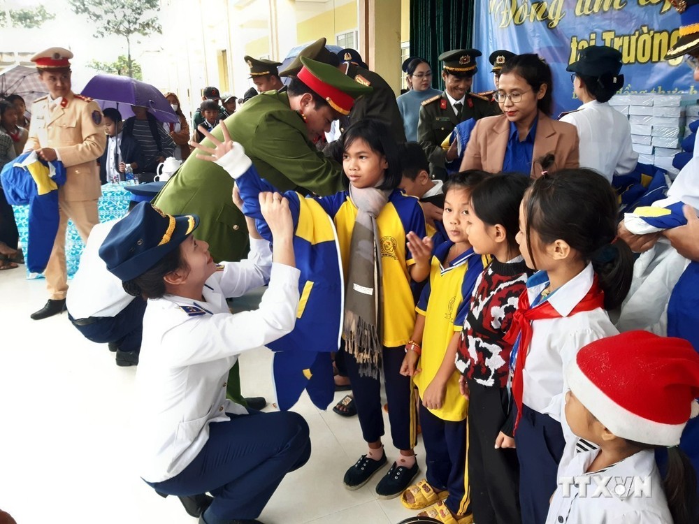 Phụ nữ Phòng Tham mưu, Bộ Tư lệnh Vùng Cảnh sát biển 2 tặng áo ấm cho học sinh trường Tiểu học – Trung học cơ ở nội trú Kim Đồng. Ảnh: Hữu Trung – TTXVN
