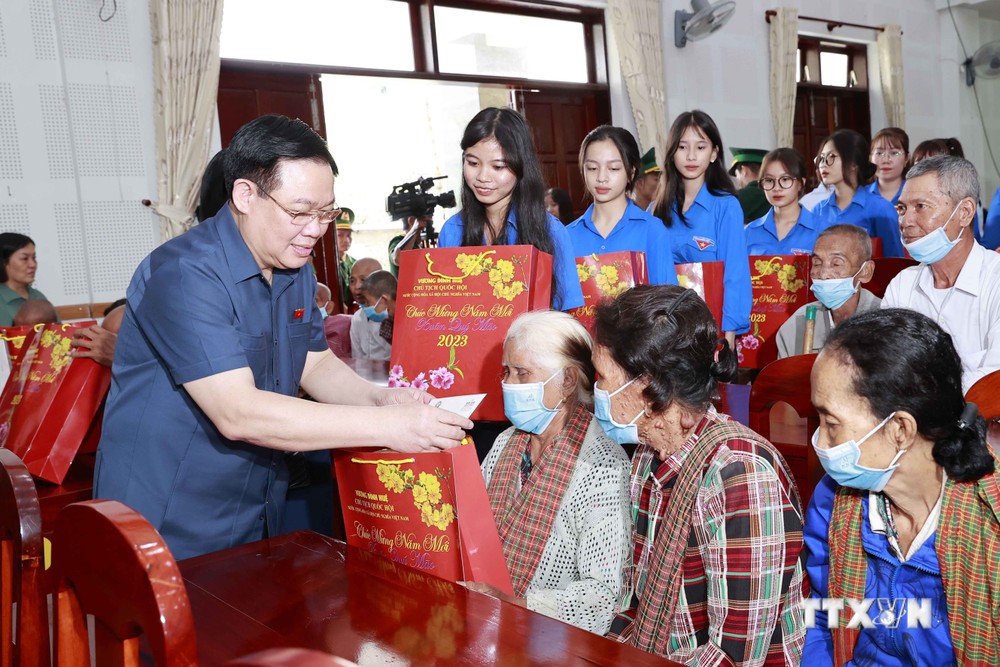 Chủ tịch Quốc hội Vương Đình Huệ tặng quà Tết gia đình chính sách, hộ nghèo, đồng bào dân tộc thiểu số tỉnh An Giang