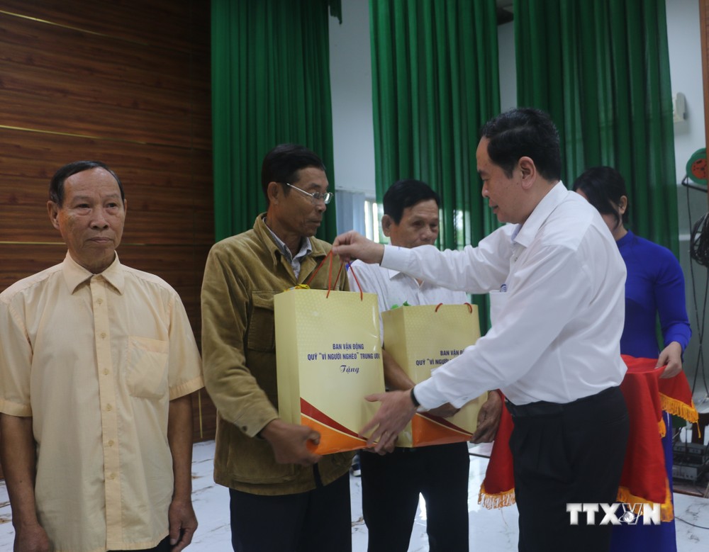 Phó Chủ tịch thường trực Quốc hội Trần Thanh Mẫn thăm, tặng quà tại tỉnh Sóc Trăng