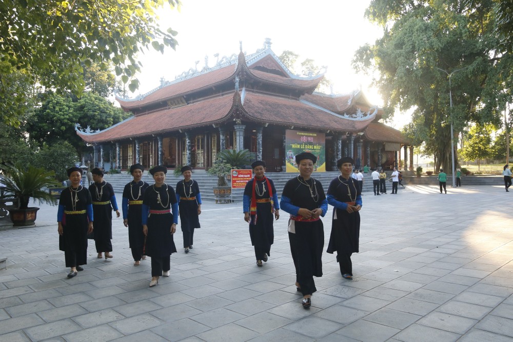 Đền Đông Cuông là điểm nhấn tâm linh tín ngưỡng của đông đảo nhân dân và du khách thập phương trong hành trình du lịch văn hóa tâm linh, nhớ về nguồn cội. Ảnh: TTXVN phát