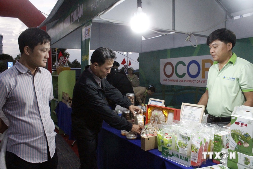Tổ chức hội chợ quảng bá, giới thiệu sản phẩm OCOP ”. Ảnh: Công Thử - TTXVN
