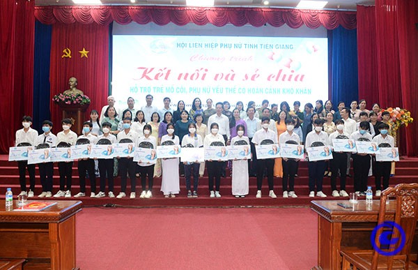 Trao học bổng cho các em mồ côi do dịch COVID-19 ở Tiền Giang. Ảnh: tiengiang.gov.vn

