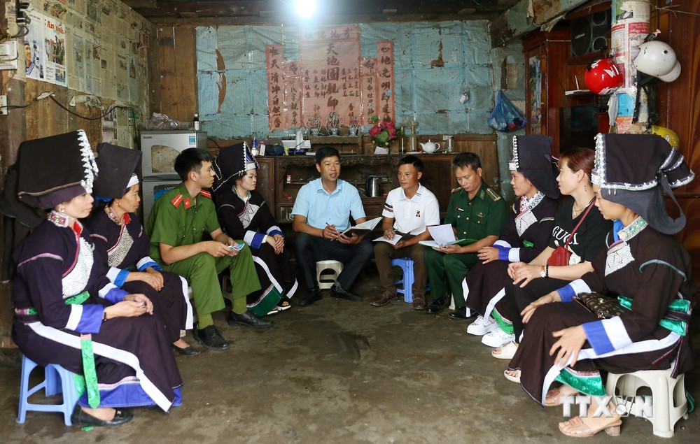 Đảng viên là người Pa Dí (nhóm địa phương thuộc dân tộc Tày) ở xã Tung Chung Phố, huyện biên giới Mường Khương, tỉnh Lào Cai, xuống tận thôn bản tuyên truyền về Nghị quyết số 10 của Tỉnh uỷ về phát triển kinh tế cho đồng bào dân tộc thiểu số. Ảnh: Quốc Kh